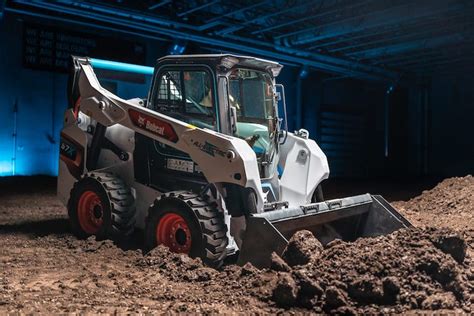 how much can a bobcat skid steer lift|machine bobcat price list.